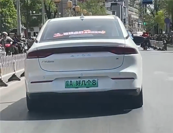 公然挑衅！太原一汽车车牌写“好几个8”招摇过市
