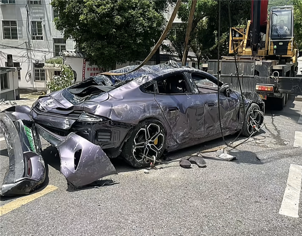 小米SU7被大货车溜车砸到车底致报废：车门能开、语音能用