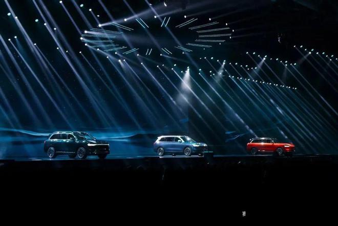 问界M8“力挽狂澜” 赛力斯抢夺“大六座SUV”话语权