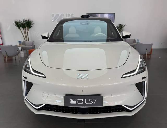 875V平台+灵蜥数字底盘，智己LS7焕新版来袭，上市有戏吗