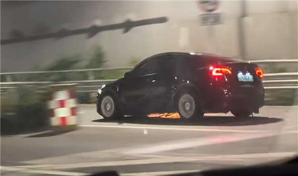 深圳一特斯拉爆胎后仍旧疾驰火花四溅：后车多次提醒无效