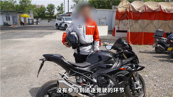 最快超300km/h！7辆摩托车高速上疯狂飙车：骑手驾照全吊销