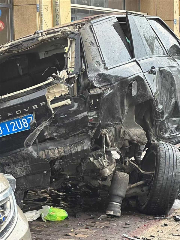 特斯拉过弯失控高速撞向路边多车 路虎揽胜被撞废