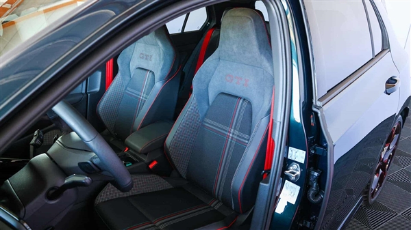 最强大众量产车7分46战纽北！高尔夫GTI 50周年特别版官图