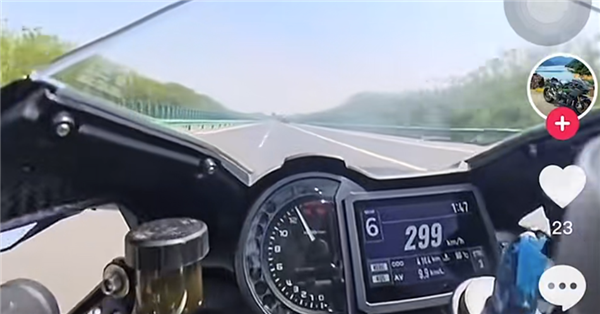 最快超300km/h！7辆摩托车高速上疯狂飙车：骑手驾照全吊销