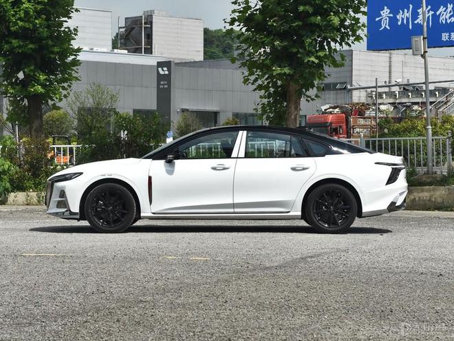 2025款红旗H6上市 售17.98万起 推出5款配置