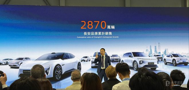 长安汽车亮相2025香港车博会 展现数智技术与全球化布局