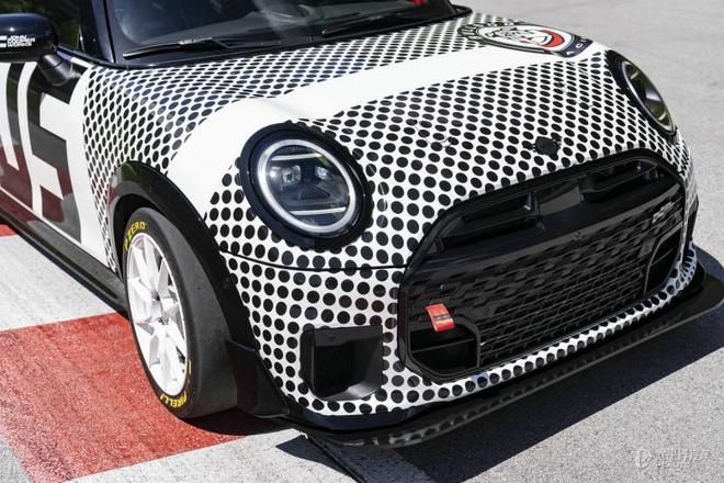 MINI JCW黑白涂装赛车亮相 征战纽博格林24小时耐力赛