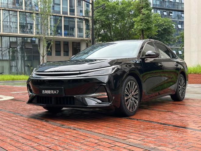 吉利银河A7正式亮相 亏电油耗2.67L 综合续航超2100km