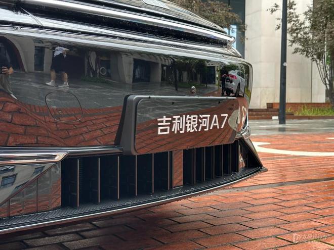 吉利银河A7正式亮相 亏电油耗2.67L 综合续航超2100km