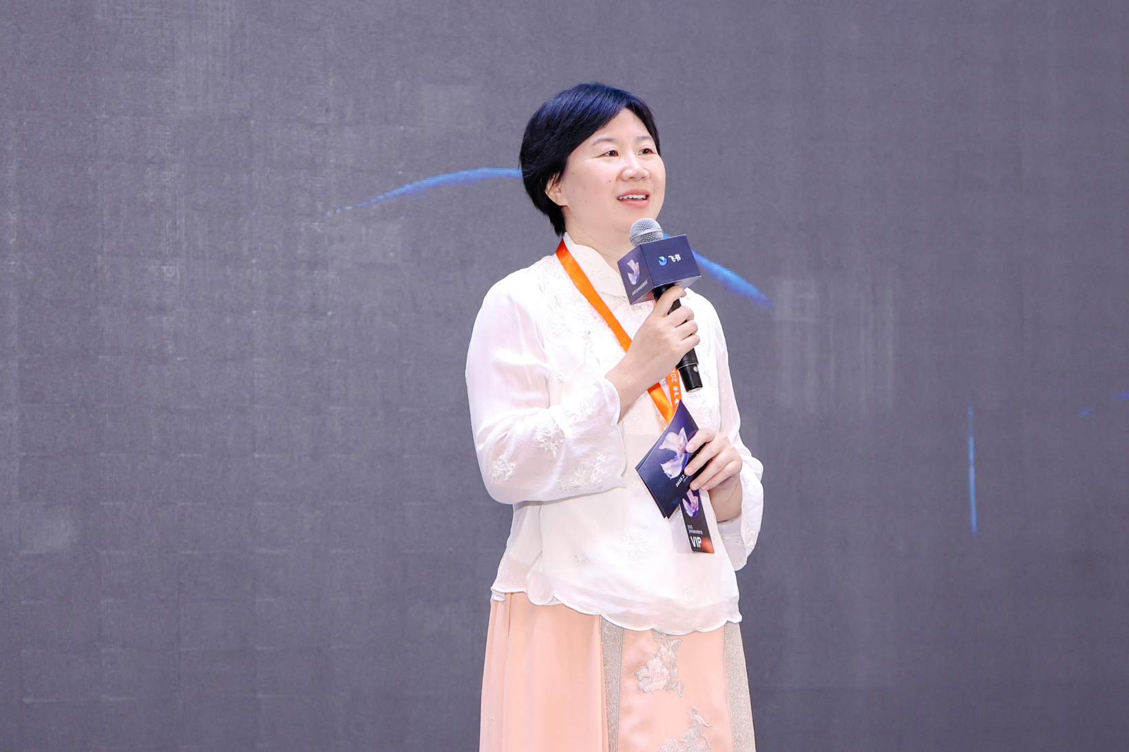 武汉汽车网CEO周晓莺受邀主持2025飞书未来无限大会“先进制造分论坛”