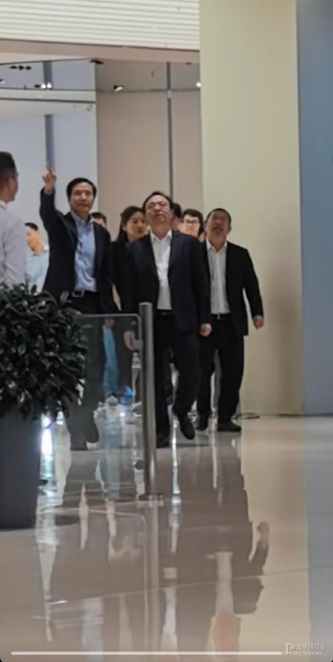 比亚迪CEO王传福现身小米工厂，雷军亲自陪同，两大巨头联手？