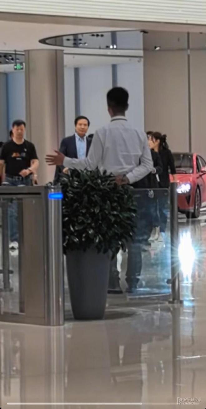 比亚迪CEO王传福现身小米工厂，雷军亲自陪同，两大巨头联手？