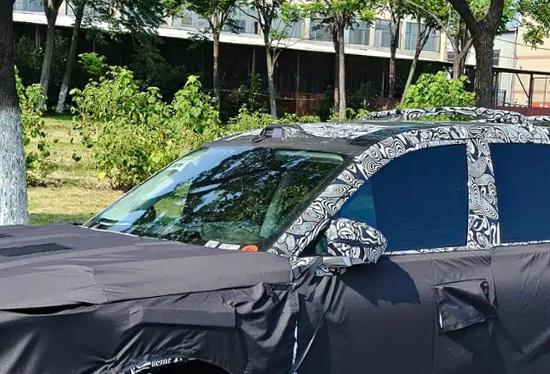 "硬核国产SUV来袭！岚图全新大型SUV路试曝光，气场不输百万豪车"