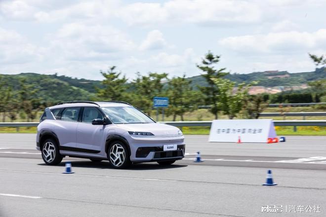 北京现代亿元碰撞测试：10万级纯电SUV的科技革命