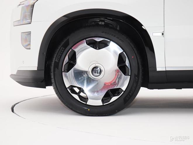 极氪9X内饰公布 2.0T三电机插混/零百3.1秒/续航380km 对标库里南