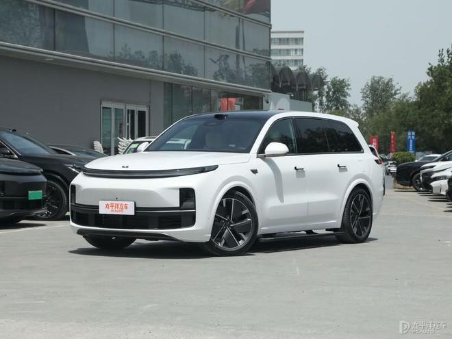 极氪9X内饰公布 2.0T三电机插混/零百3.1秒/续航380km 对标库里南