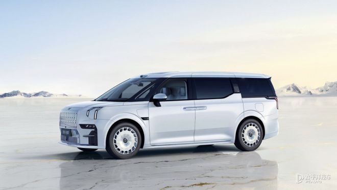极氪009光辉冰玉白上市，78.90万起，双电机四驱+702km续航！