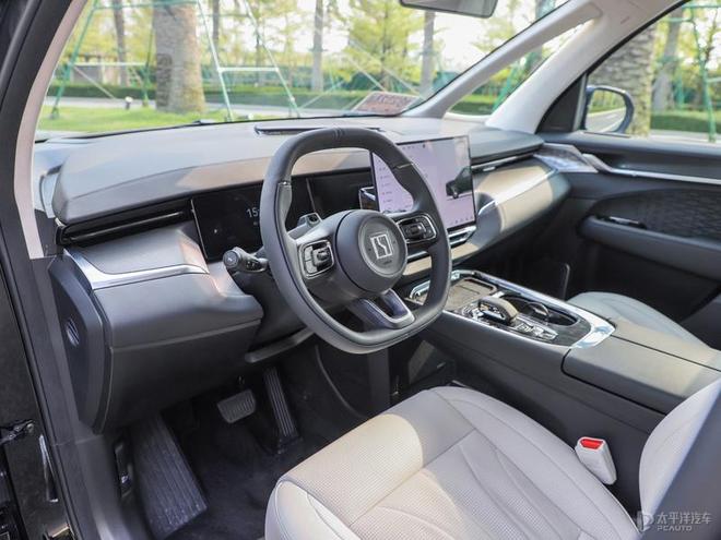极氪009光辉冰玉白上市，78.90万起，双电机四驱+702km续航！