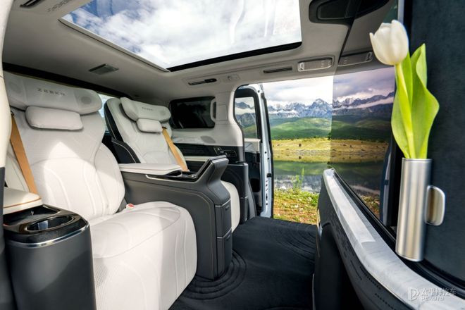 极氪009光辉冰玉白上市，78.90万起，双电机四驱+702km续航！