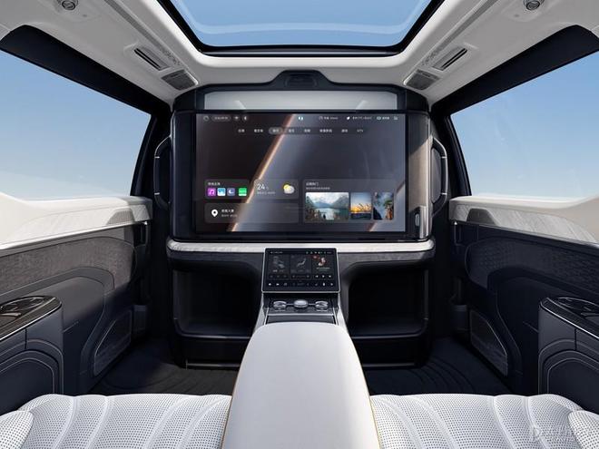 极氪009光辉冰玉白上市，78.90万起，双电机四驱+702km续航！
