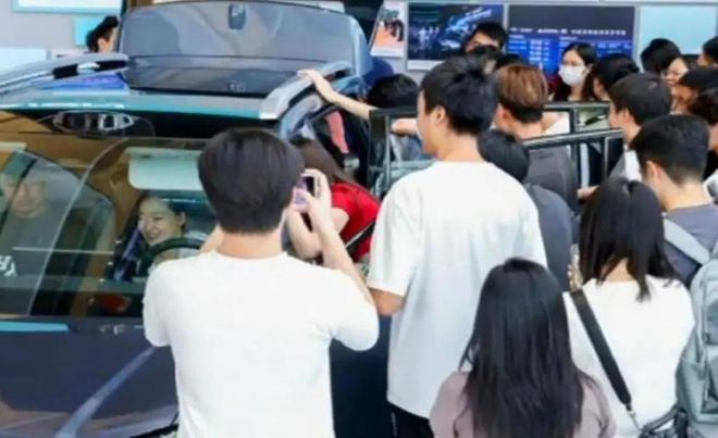 高管摔碗成新闻，销售掀桌却挨批？