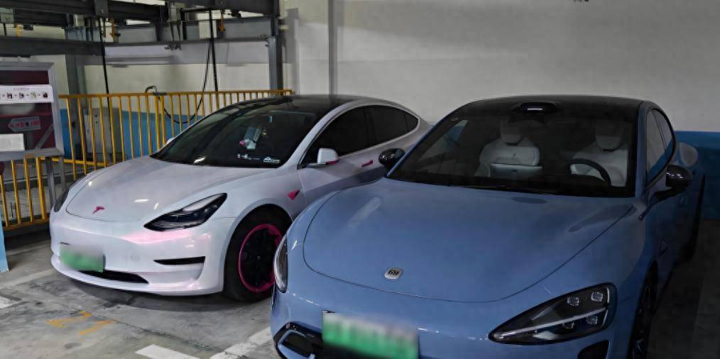 22万入手小米SU7，过年开亲戚特斯拉一比对：性能续航智能，哪款才是真香之选？