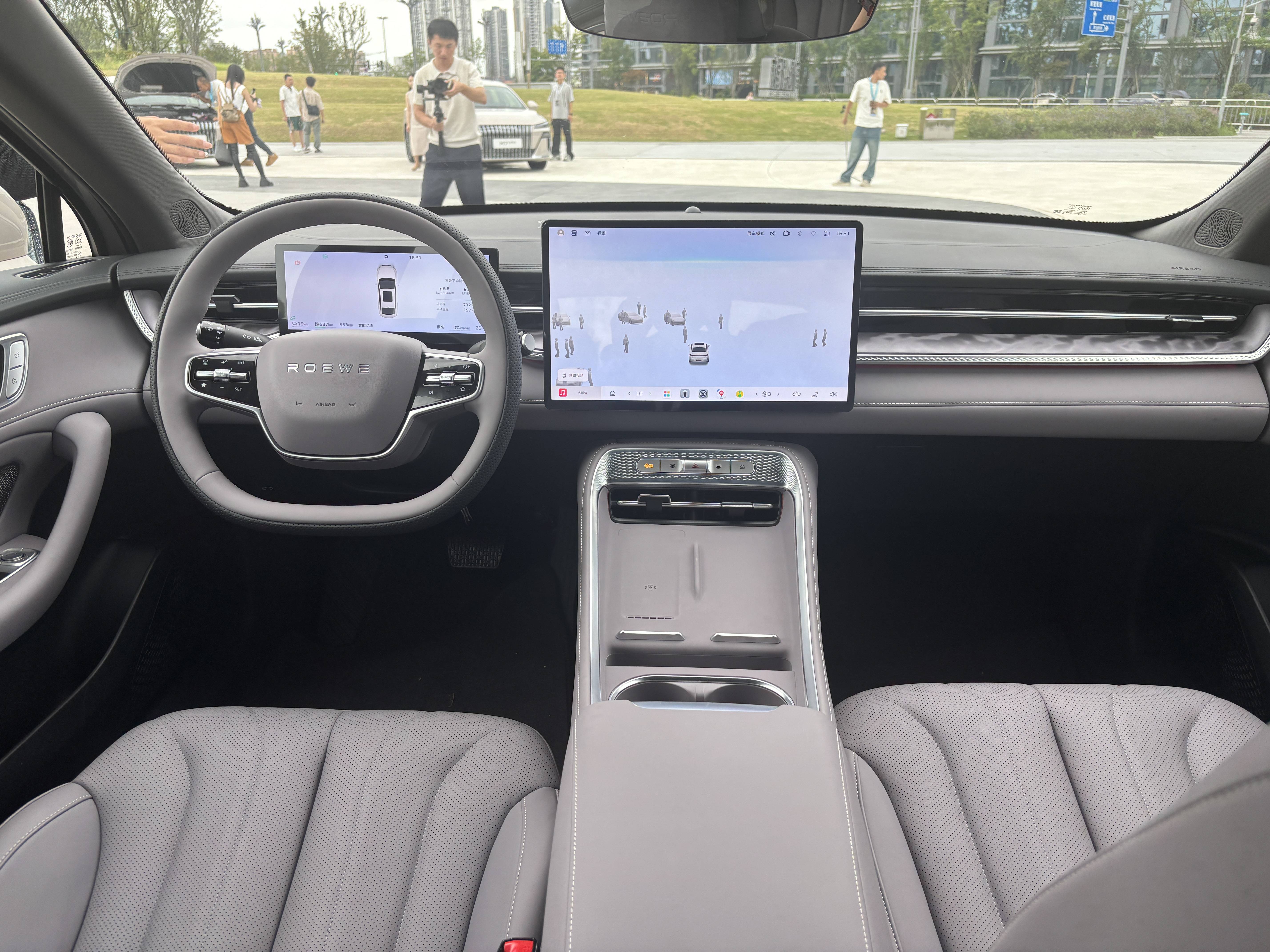 荣威M7 DMH 8.58万起售：AI大模型+电磁悬挂，配置碾压20万级合资车