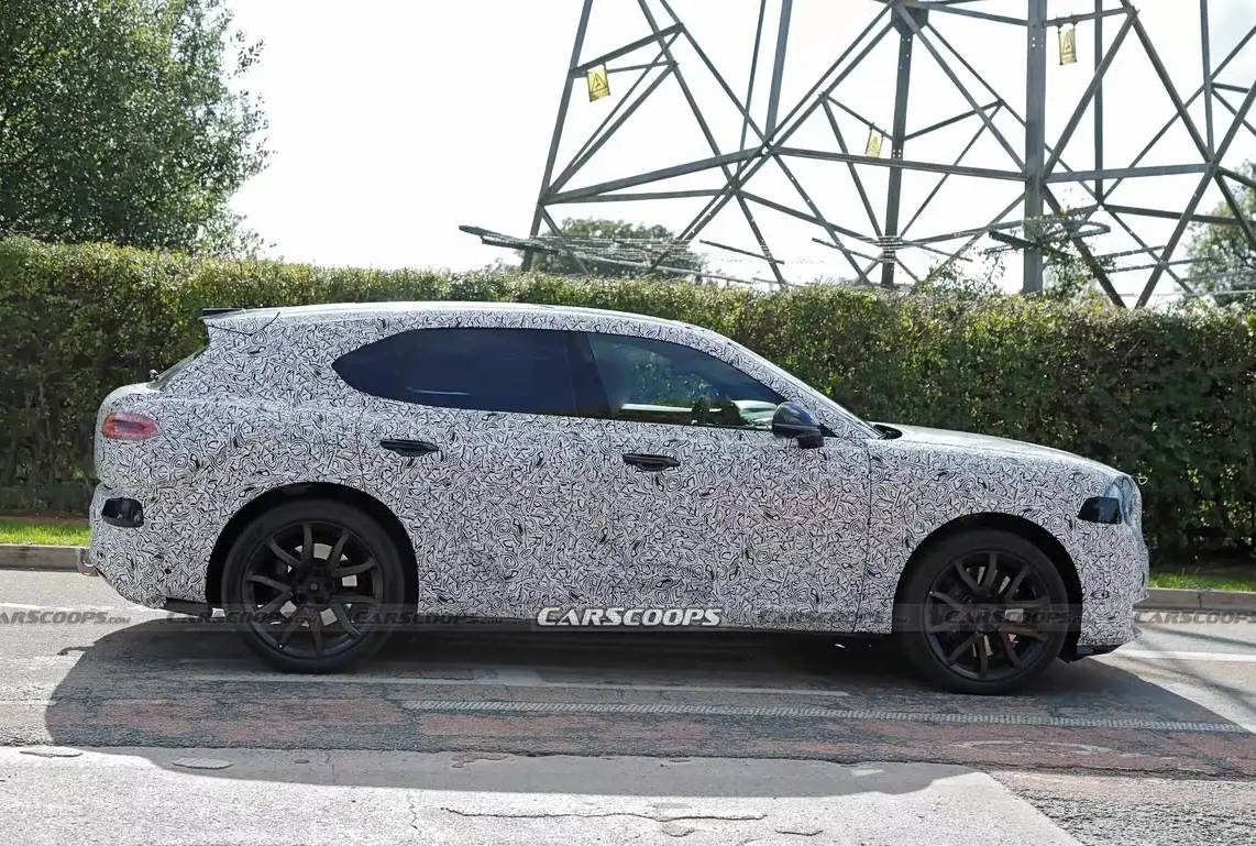宾利首款纯电动 SUV参数曝光：108kWh 电池 + 800V 快充