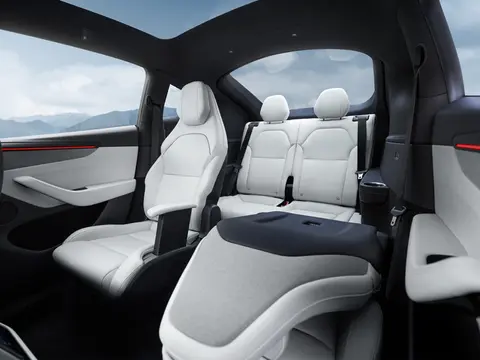 特斯拉Model Y L内饰加价8000元救市，3排加热+后排屏全配齐