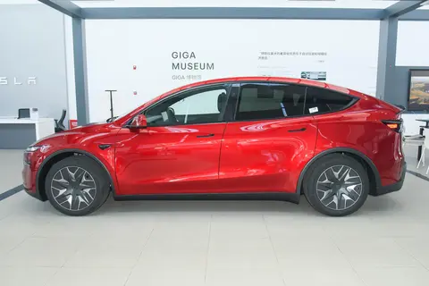 特斯拉Model Y L内饰加价8000元救市，3排加热+后排屏全配齐
