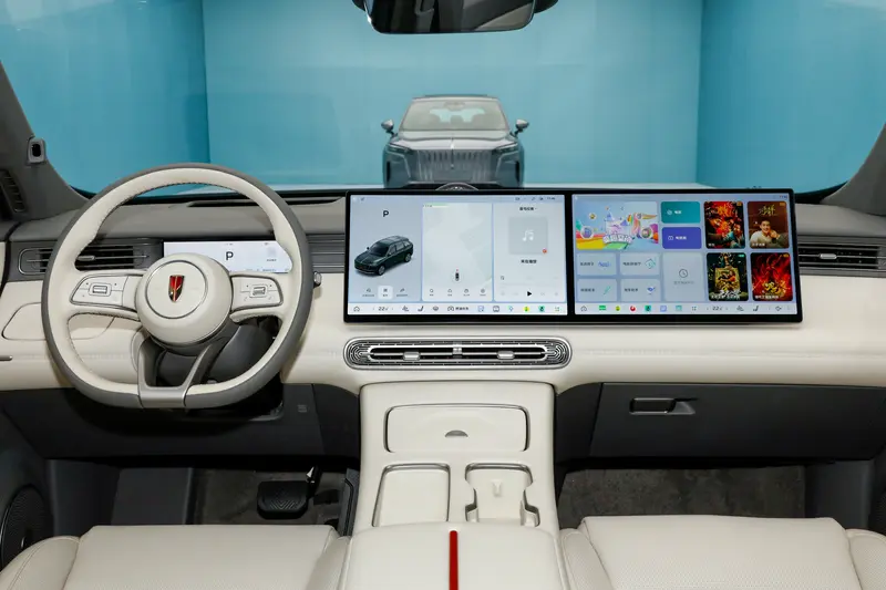 红旗 HS6 PHEV 内饰曝光：双联屏科技感拉满，205km 纯电续航一周不加油，5.1L 油耗真香