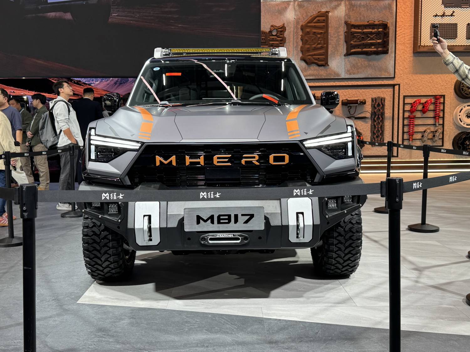 猛士M817 Hero版30 万封神！华为赋能 + 1300 公里续航