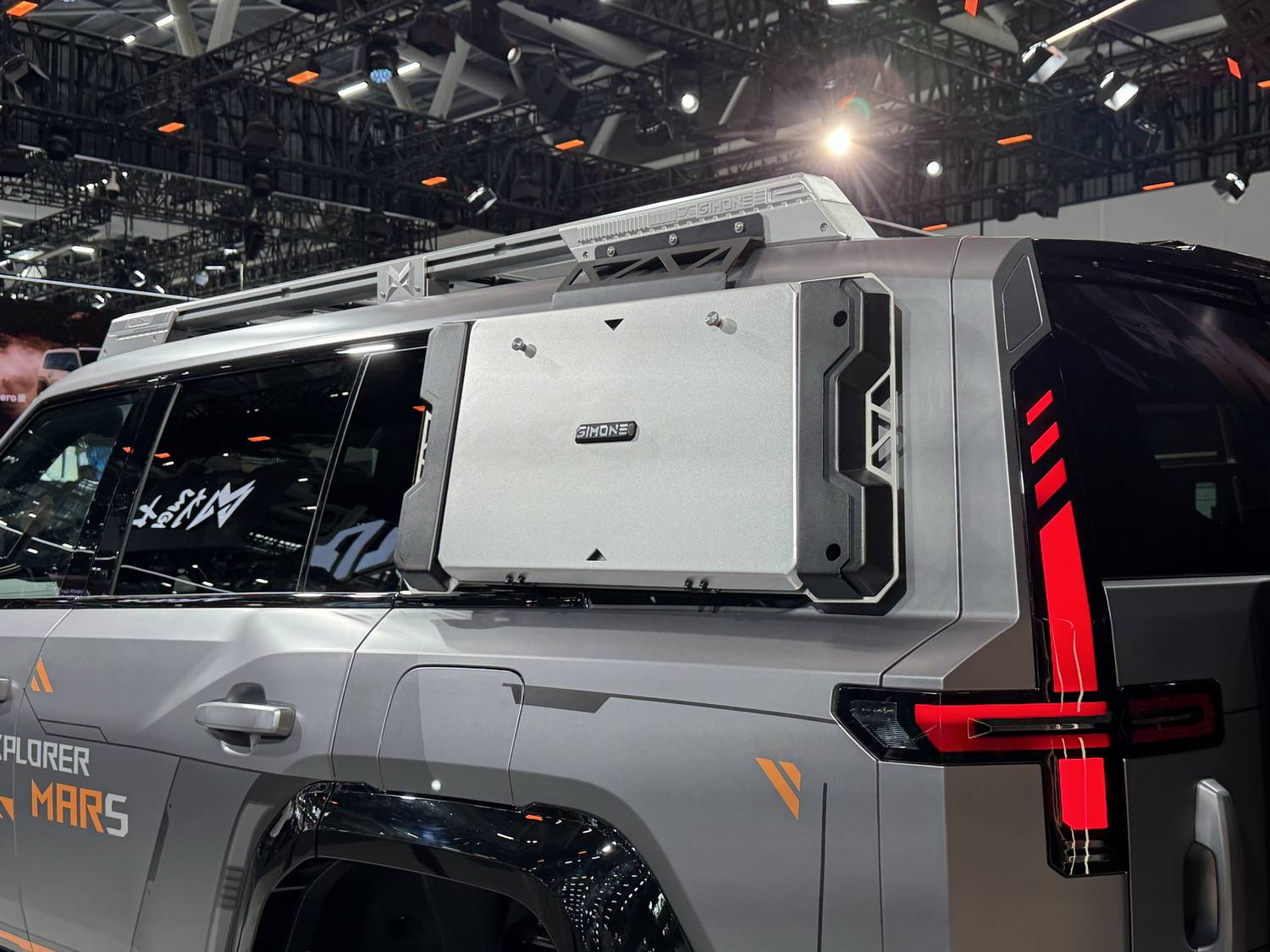 猛士M817 Hero版30 万封神！华为赋能 + 1300 公里续航