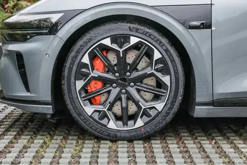 极氪007GT新增云雾粉车色6000元配置限时免费，黑紫内饰同步解锁