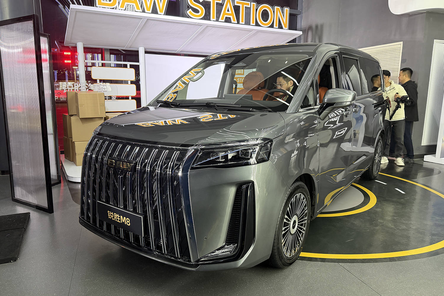 1. 12.98万炸场！中大型MPV锐胜M8上市，续航1420公里，8155芯片管够