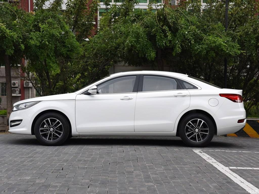 2019款奔腾B50侧面照片