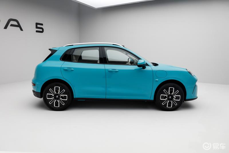 欧拉5侧面线条流畅轴距达2720mm