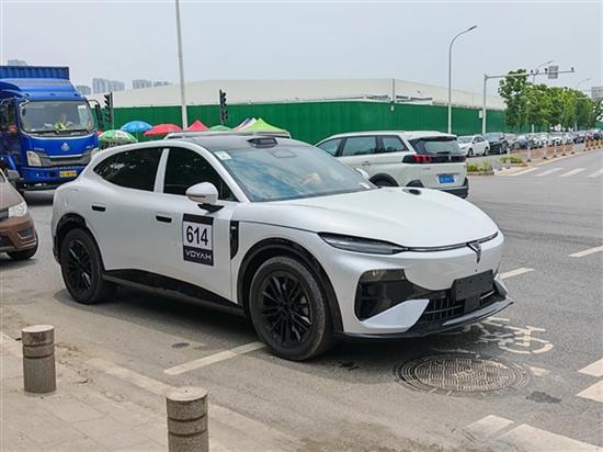 岚图追光S实车再曝光 运动姿态确实帅