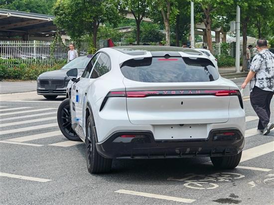 岚图追光S实车再曝光 运动姿态确实帅
