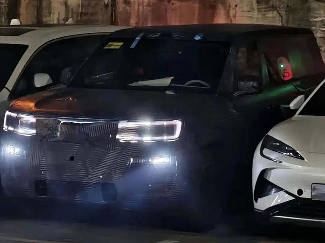比亚迪版“揽胜”来了！方程豹钛9曝光，中产们的钱包准备好没？